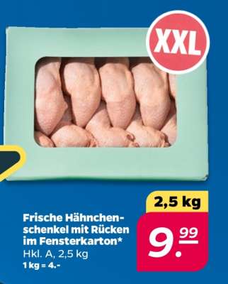 Frische Hähnchenschenkel mit Rücken im Fensterkarton